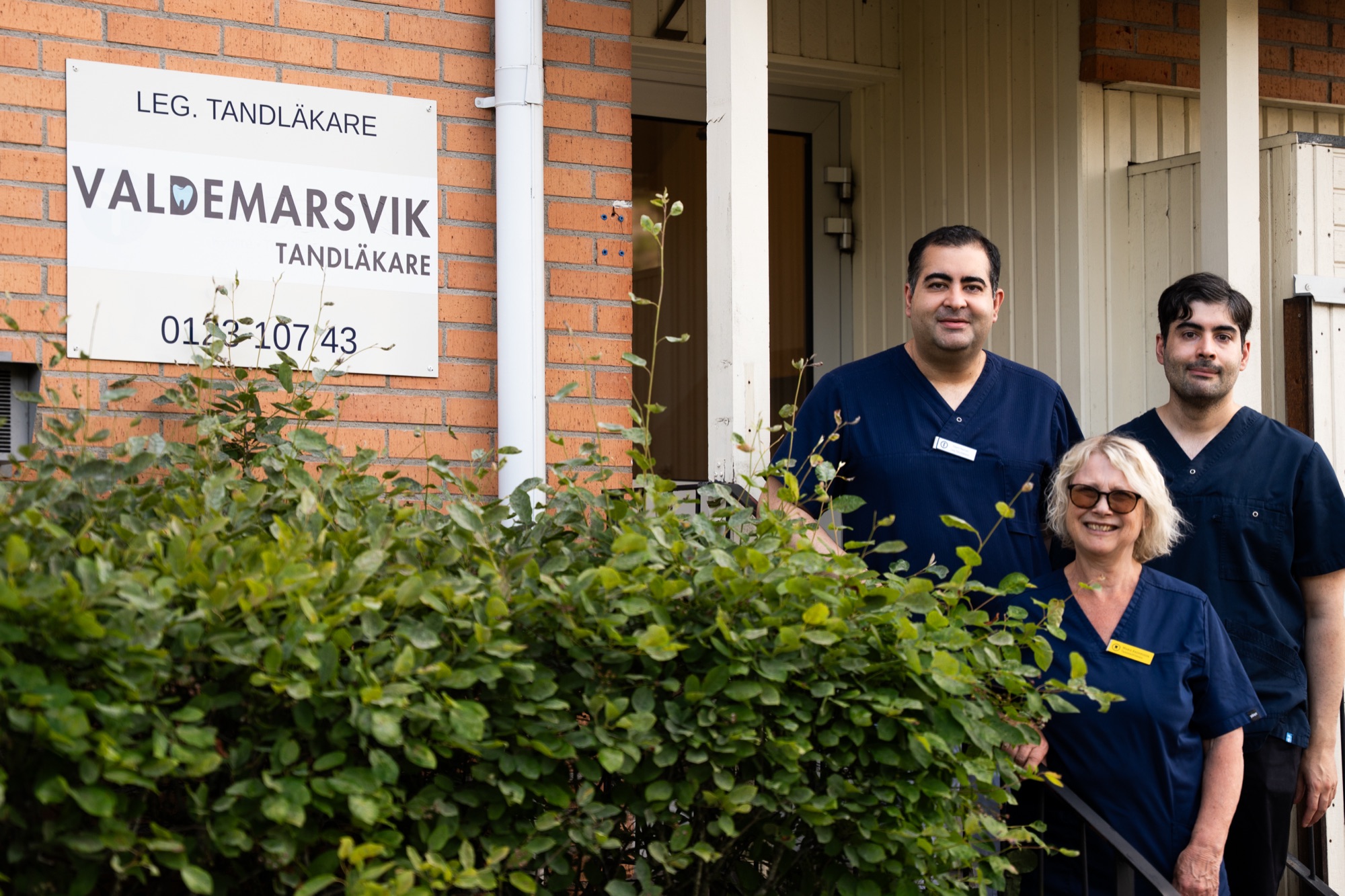 Tandläkarna Saeid och Saman och tandsköterskan Marie utanför kliniken på Axvägen 2A i Valdemarsvik