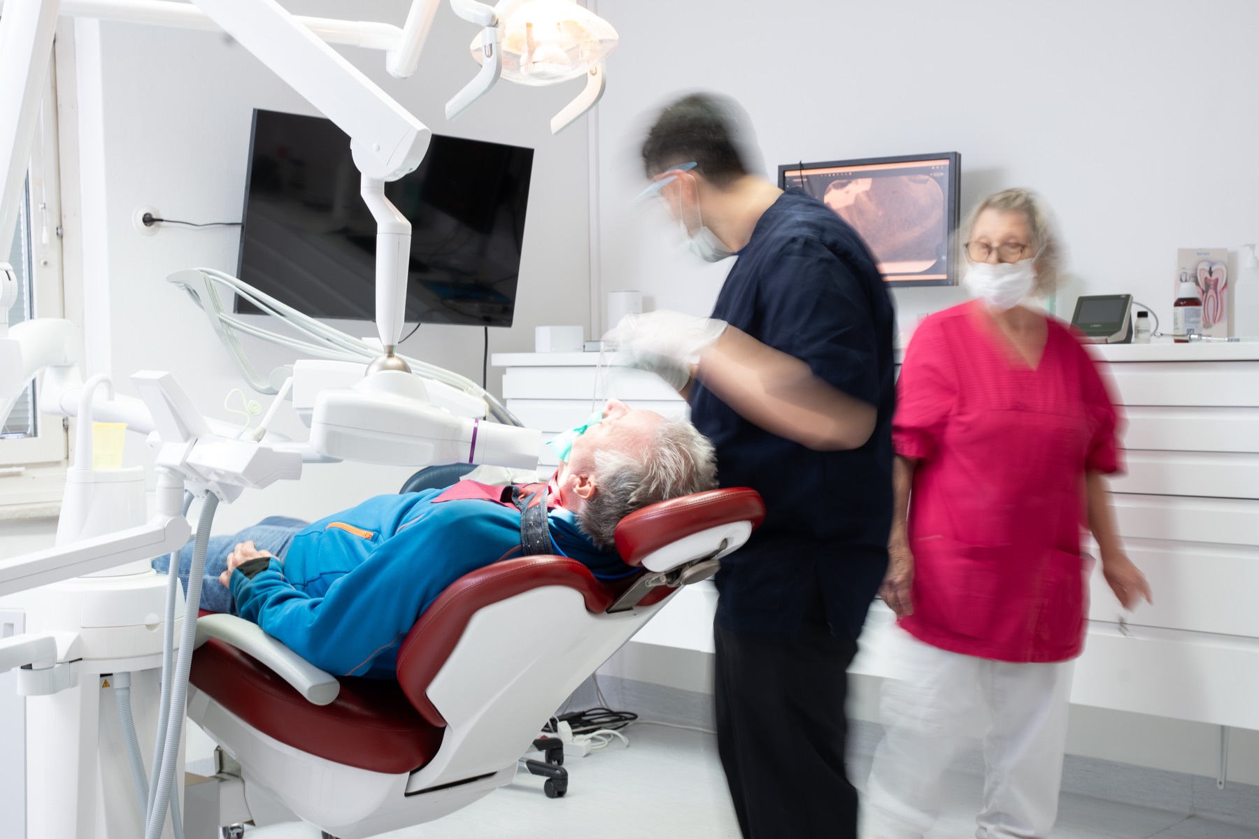Behandlingsrummet på kliniken i Valdemarsvik medan Saman och Marie arbetar
